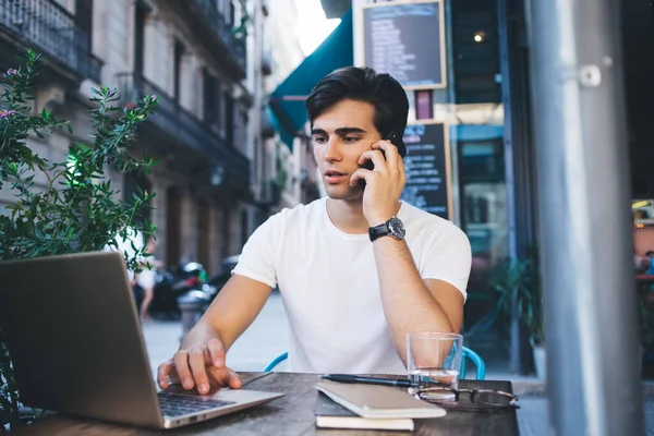 Unga Manliga Frilansare Gör Smartphone Samtal För Att Bekräfta Online — Stockfoto