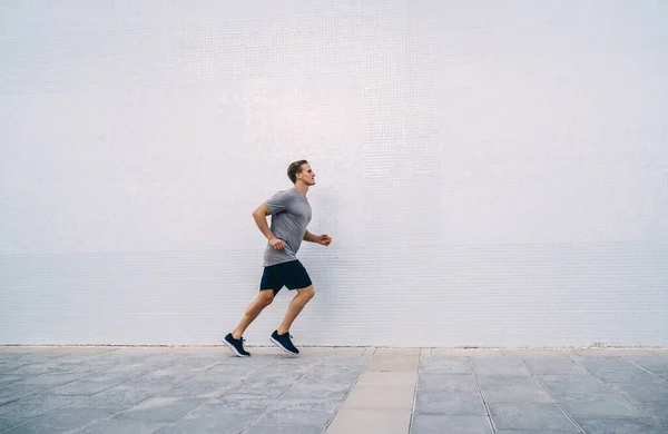 Stark Muskulös Manlig Joggingträning Urban Miljö Vägg Bakgrund Känsla Energi — Stockfoto
