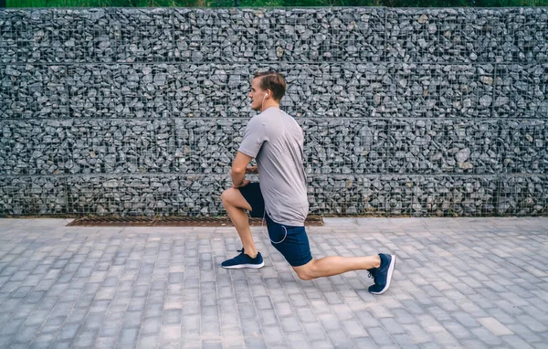 Atleta Masculino Forte Fazendo Agachamentos Esticando Pernas Músculos Corpo Inferior — Fotografia de Stock