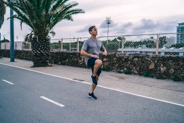 Guapo Jogger Masculino Fuerte Estirar Las Piernas Antes Cardio Correr — Foto de Stock