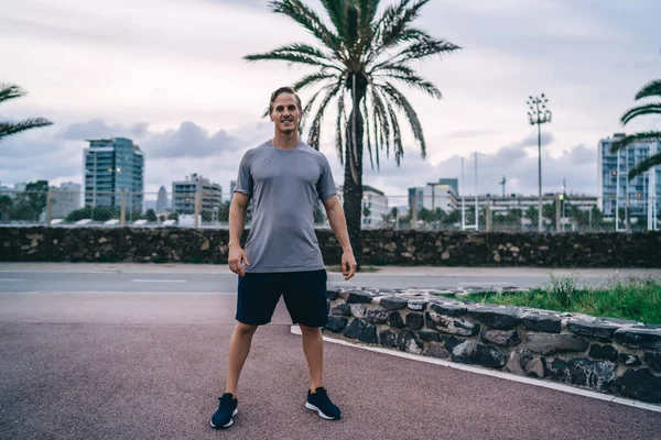 Deportista Sonriente Seguro Satisfecho Con Estilo Vida Saludable Mantener Forma — Foto de Stock