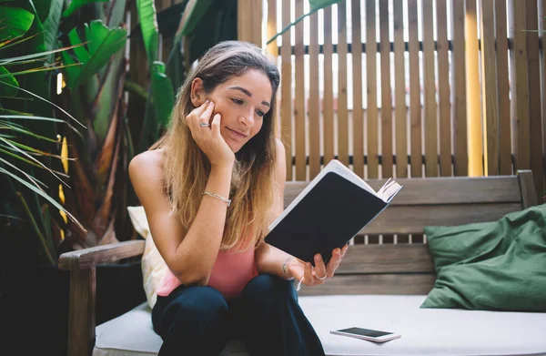 Mujer Moderna Feliz Ropa Casual Sentada Banco Madera Leyendo Libro —  Fotos de Stock