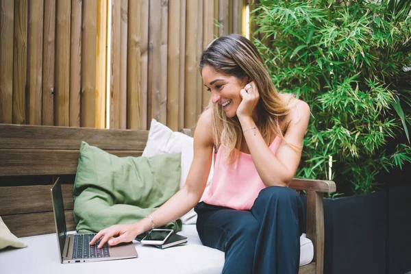 Feminino Alegre Moderno Roupas Casuais Sentado Banco Madeira Laptop Navegação — Fotografia de Stock