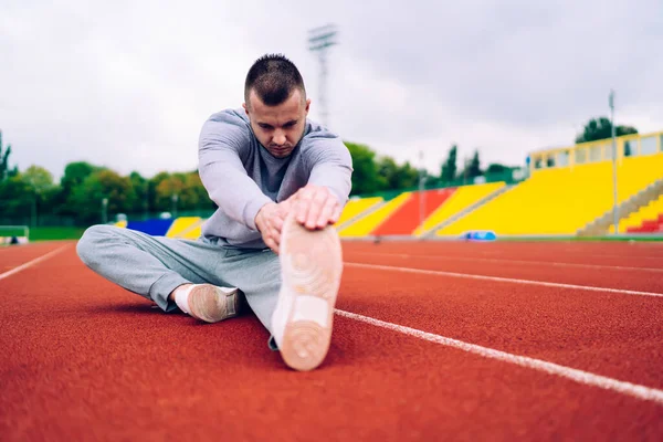 Emagrecimento Masculino Caucasiano Determinado Forma Corpo Treinamento Treino Matinal Estádio — Fotografia de Stock