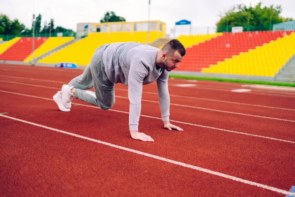 Vista Lateral Deportista Poderoso Cuerpo Entero Ropa Deportiva Zapatillas Deporte — Foto de Stock