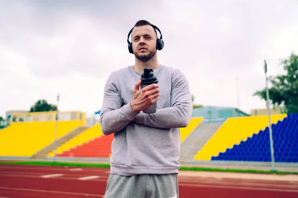 Serieuze Kaukasische Sportman Luisteren Audioboek Moderne Stereo Geluid Accessoire Maken — Stockfoto