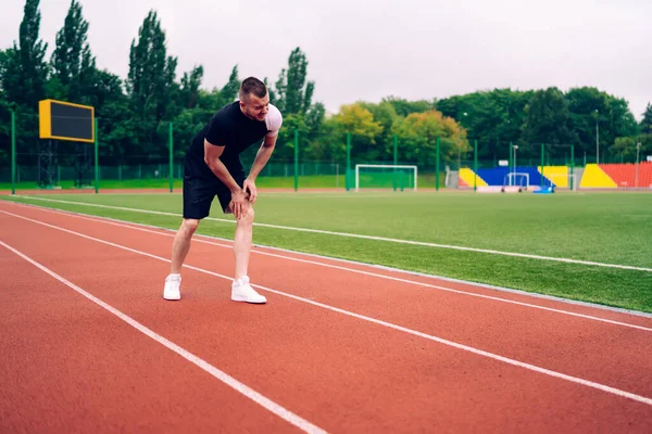 Usado Corredor Masculino Caucásico Decepcionado Que Siente Dolor Terrible Rodilla — Foto de Stock