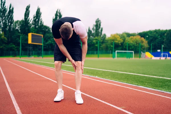 Atleta Masculino Caucasiano Triste Que Tem Dor Joelho Após Treinamento — Fotografia de Stock