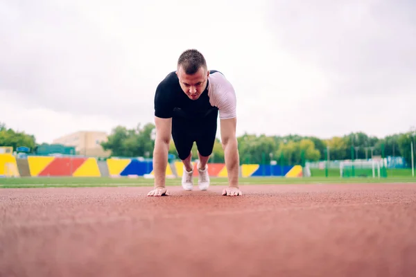 Deportista Caucásico Fuerte Determinado Haciendo Tablón Durante Entrenamiento Matutino Concentrado — Foto de Stock