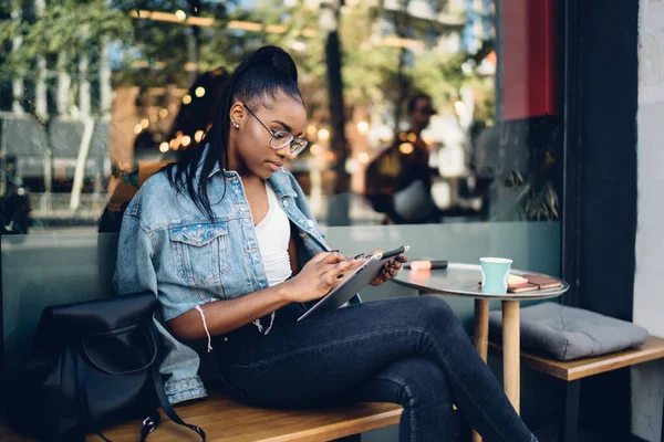 Pensivo Bel Libro Lettura Femminile Millenario Online Tramite Tablet Digitale — Foto Stock