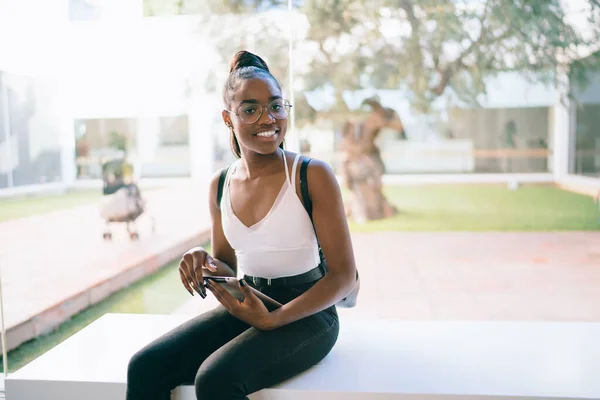 Усміхнена Афроамериканська Дівчинка Влітку Носить Окуляри Слухають Музику Допомогою Навушників — стокове фото