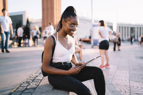 Jovem Mulher Afro Americana Feliz Roupa Elegante Óculos Conversando Tablet — Fotografia de Stock