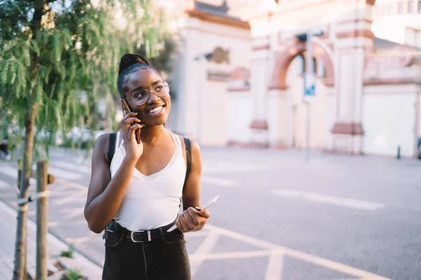 Potěšený Mladý Afroameričan Žena Ležérní Oblečení Brýle Stojící Ulici Zatímco — Stock fotografie