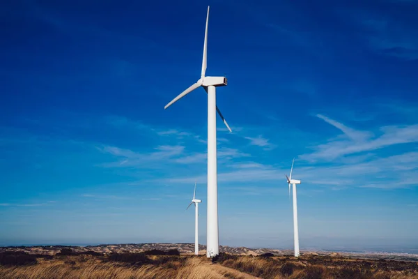 Niedriger Winkel Des Leeren Geländes Mit Weißen Windrädern Die Strom — Stockfoto