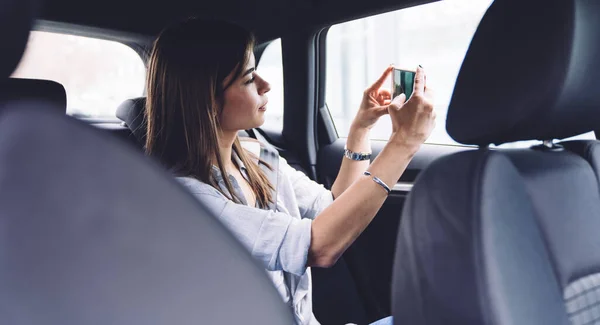 Sidovy Pensiv Ung Kvinna Casual Kläder Baksätet Bilen Tar Foto — Stockfoto