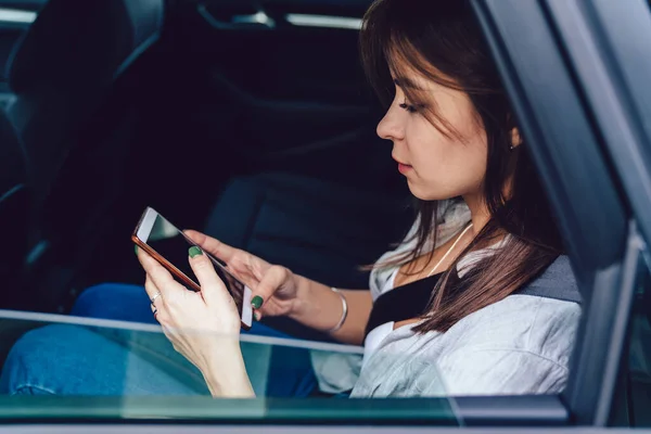 Hög Vinkel Ung Eftertänksam Kvinnlig Passagerare Casual Outfit Ridning Modern — Stockfoto