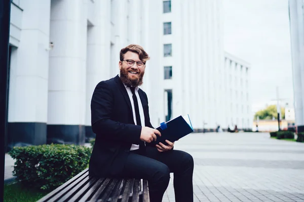 Šťastný Úspěšný Podnikatel Módní Formální Oblek Brýle Dělat Papírování Ulici — Stock fotografie