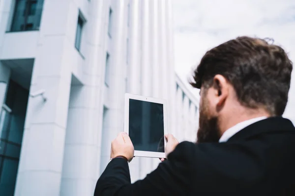 Vista Trasera Del Hombre Irreconocible Desgaste Formal Con Barba Navegación — Foto de Stock