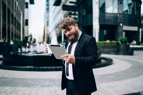 Focused Male Employee Formal Shirt Jacket Beard Using Tablet Headphones — Stock Photo, Image