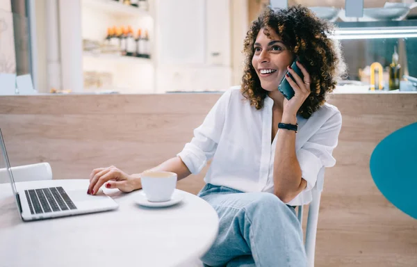 Joven Alegre Freelancer Étnica Ropa Casual Hablando Teléfono Inteligente Con —  Fotos de Stock