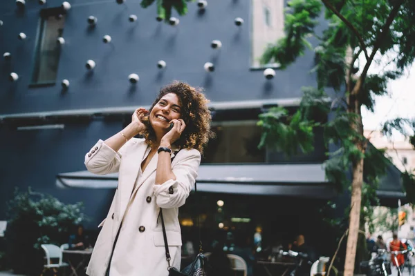 Mujer Turista Feliz Vistiendo Chaqueta Blanca Hablando Teléfono Inteligente Mientras —  Fotos de Stock