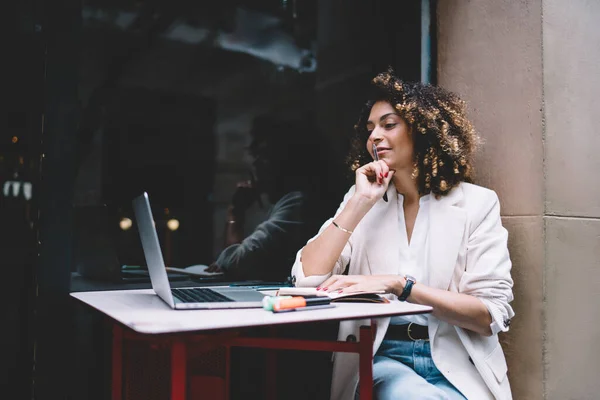 Positieve Ethische Dame Trendy Kleding Surfen Computer Het Maken Van — Stockfoto