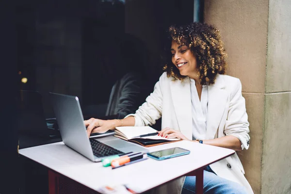 Mujer Joven Sonriente Traje Casual Comprobando Las Redes Sociales Computadora —  Fotos de Stock