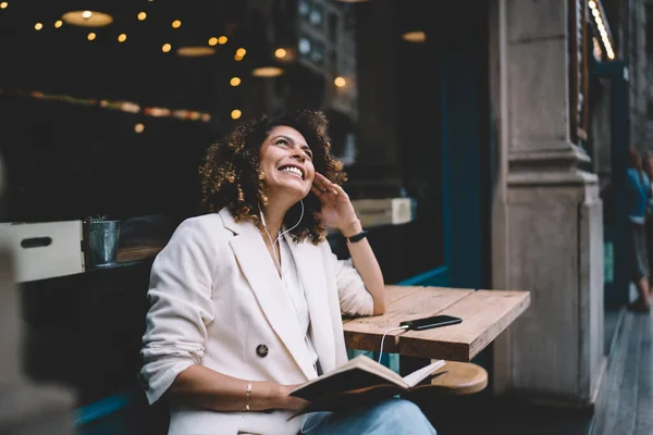 Positive Junge Dame Lässigem Outfit Lächelt Und Schaut Auf Während — Stockfoto