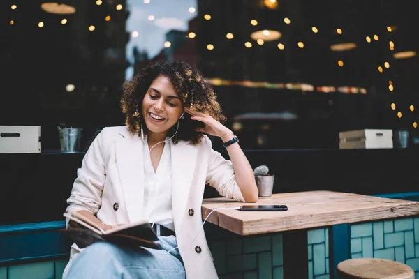 Mujer Joven Positiva Chaqueta Blanca Pantalones Vaqueros Azules Sonriendo Leyendo —  Fotos de Stock