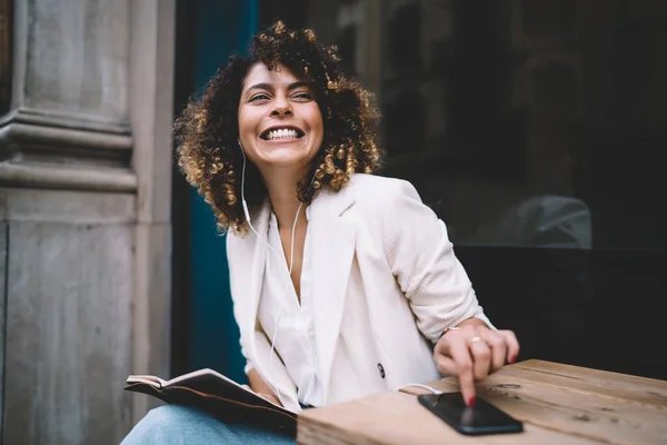 Jovem Alegre Com Cabelos Longos Escuros Sorrindo Usando Fones Ouvido — Fotografia de Stock