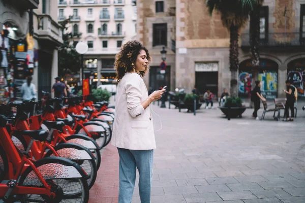 Πλευρική Άποψη Της Νεαρής Γυναίκας Smartphone Κομψά Ρούχα Κοιτάζοντας Μακριά — Φωτογραφία Αρχείου