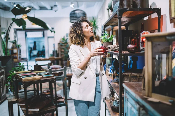 Senhora Étnica Roupa Moda Sorrindo Olhando Para Gizmos Interessantes Enquanto — Fotografia de Stock