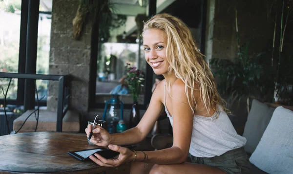 Portret Van Vrolijke Blonde Vrouw Casual Kleding Zittend Cafe Interieur — Stockfoto