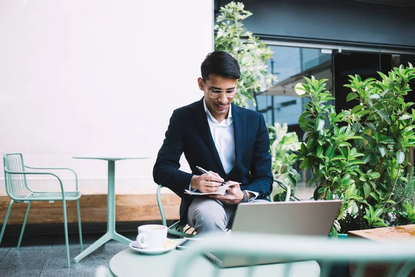 Positiv Indisk Kille Glasögon Och Formell Kostym Sitter Nära Bordet — Stockfoto