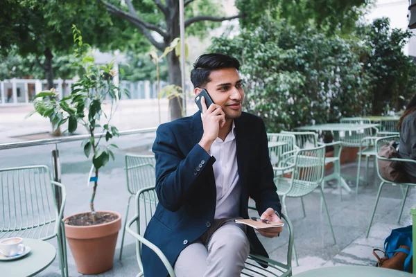 Sonriente Joven Empresario Étnico Traje Formal Hablando Por Teléfono Móvil —  Fotos de Stock