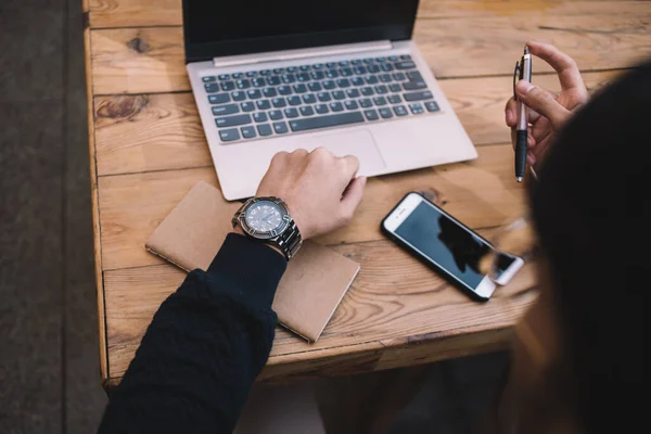 Immagine Ritagliata Maschio Millenario Freelance Maschile Utilizzando Computer Portatile Penna — Foto Stock