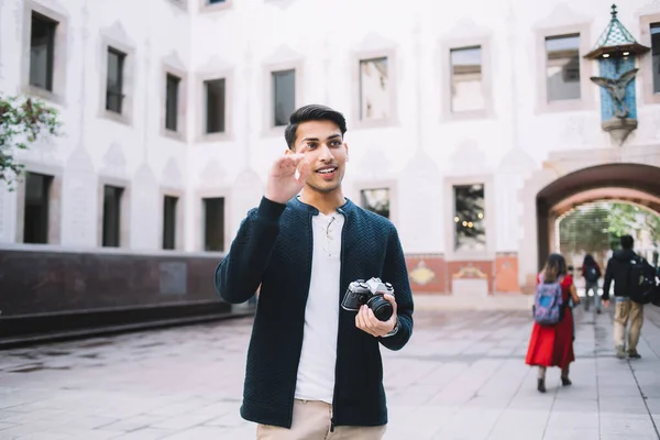 Vrolijke Jonge Etnische Man Casual Outfit Glimlachen Staan Straat Buurt — Stockfoto