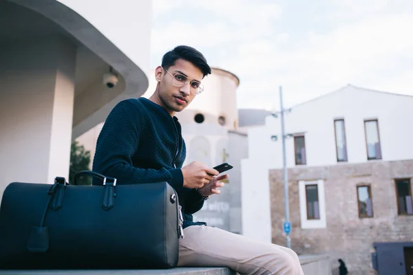 Low Angle Male Traveler Casual Clothes Using Mobile Phone While — Stock Photo, Image