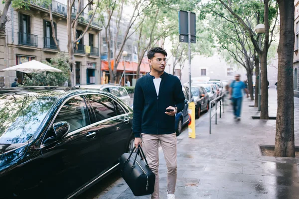 Serious Male Manager Trendy Outfit Carrying Bag Walking Smartphone Pavement — Stock Photo, Image