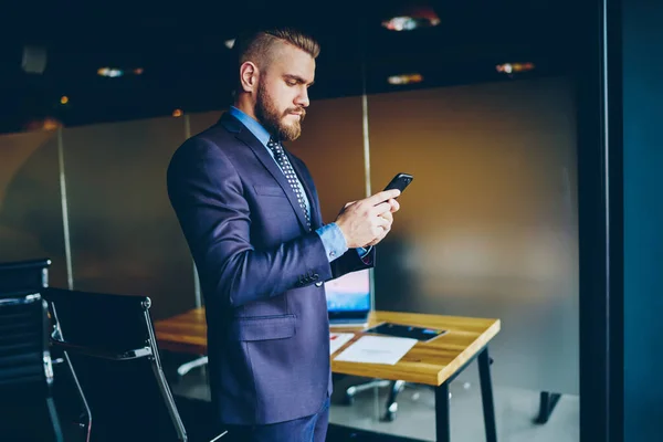 Caucasian Bearded Businessman Years Old Searching Website Making Online Booking — Stock Photo, Image