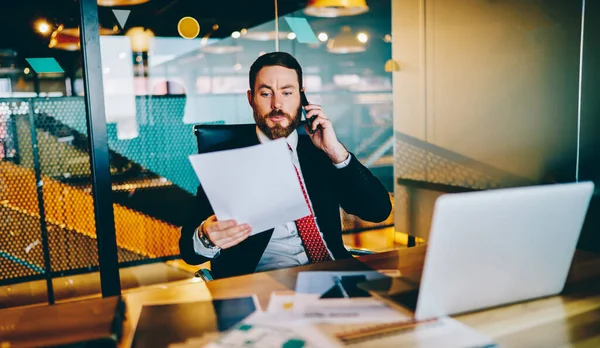 Jefe Caucásico Vestido Formalmente Llamando Empleado Oficina Para Discutir Informe — Foto de Stock