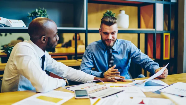 Diversos Gerentes Ejecutivos Que Colaboran Desarrollo Plan Negocios Compañía Financiera — Foto de Stock