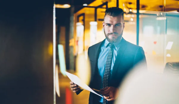 Retrato Medio Cuerpo Del Orgulloso Ceo Caucásico Traje Formal Con — Foto de Stock