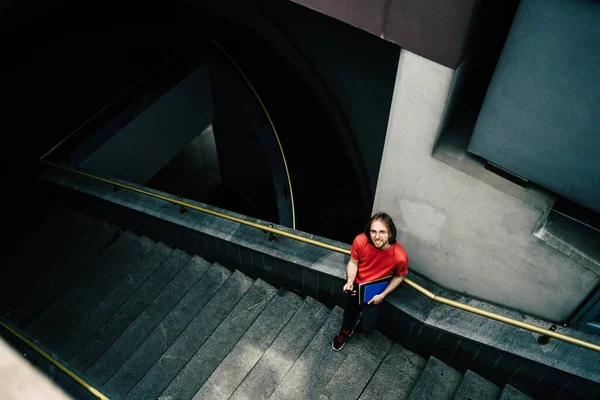 Fentről Hipszter Fickó Piros Pólóban Tartja Tabletta Áll Lépcsőn Támaszkodva — Stock Fotó