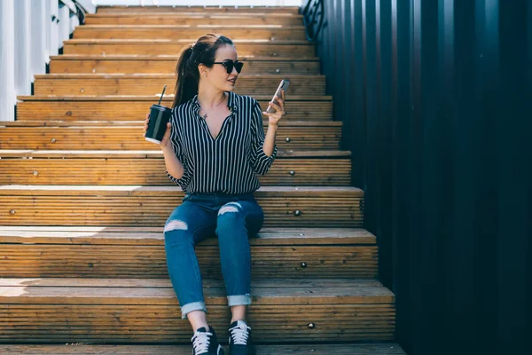 Mooie Hipster Meisje Met Wegwerp Afhaalbeker Aansluiten Internet Voor Het — Stockfoto