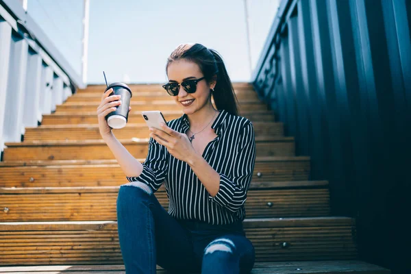 Χαρούμενη Hipster Κορίτσι Γυαλιά Ηλίου Απολαμβάνοντας Δικτυακή Συνομιλία Κατά Διάρκεια — Φωτογραφία Αρχείου