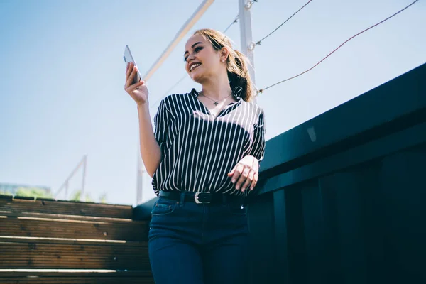 Vrolijke Hipster Meisje 20S Met Behulp Van Cellulaire Technologie Voor — Stockfoto