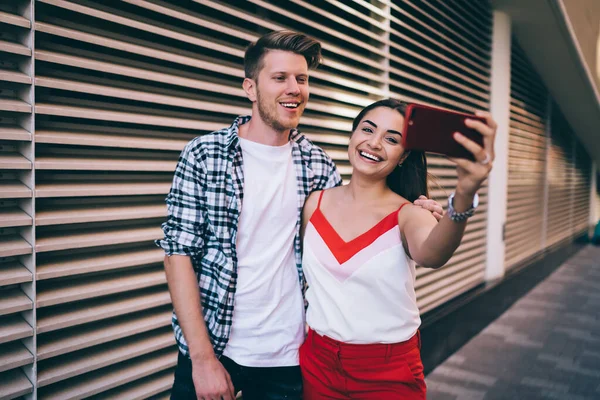 Zadowoleni Użytkownicy Płci Męskiej Żeńskiej Uśmiechnięci Kamery Podczas Robienia Selfie — Zdjęcie stockowe