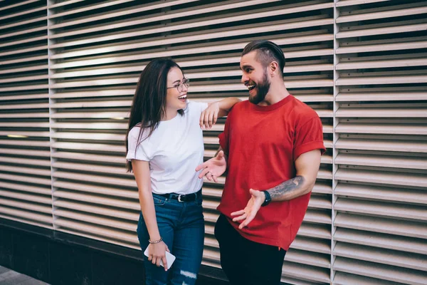 Sinceramente Casal Apaixonado Urbanidade Cidade Comunicar Desfrutando Rua Namoro Jovens — Fotografia de Stock