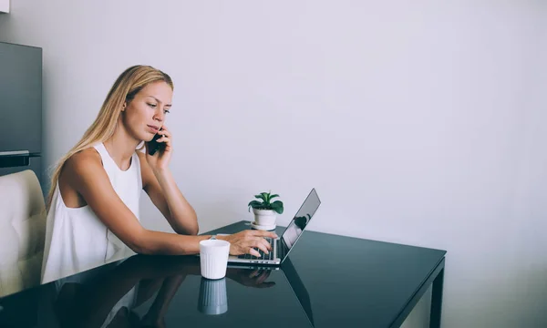 High Angle Serious Adult Female Entrepreneur Focusing Typing Laptop While — Stock Photo, Image